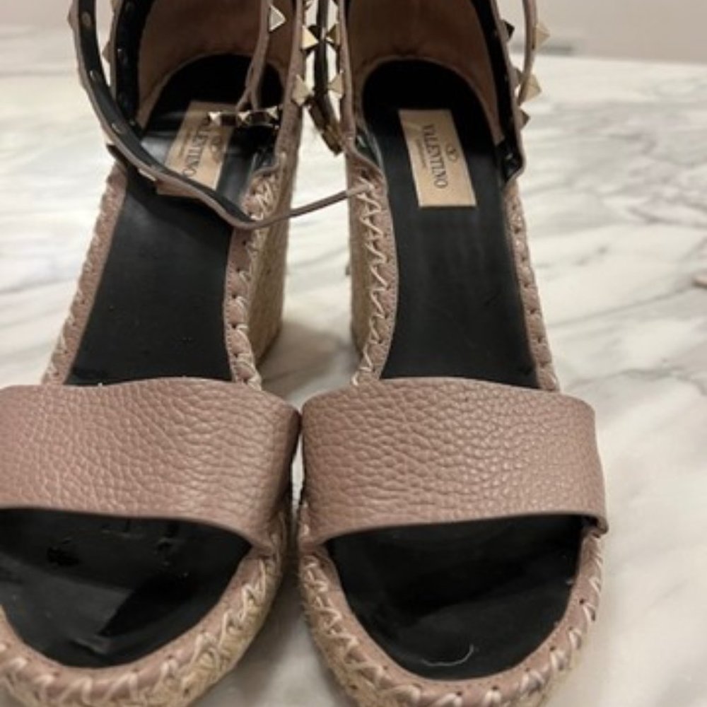VALENTINO ROCKSTUD WEDGE ESPADRILLES SIZE 37 in Taupe